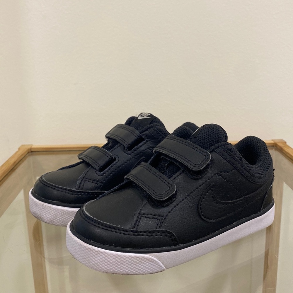 Black Velcro Nike Capri 3 - Size 8C